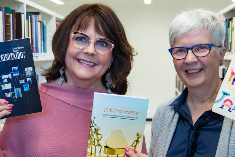 Kaarina Mönkkönen ja Satu Roos.