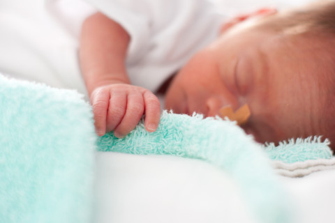 Vauva sairaalasängyssä.