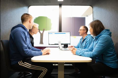 Norssin opiskelijat opinto-ohjaajan luona.