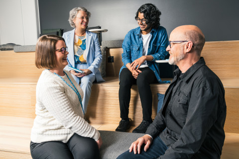 jo keskusteleva nelikko portailla