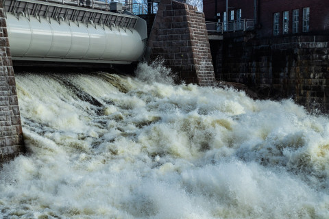 Vesivoimalaitoksen suolkupadosta virtaavaa vettä.