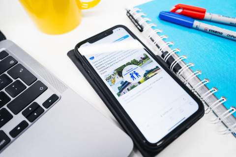 Lähikuva puhelimen sosiaalisesta mediasta.