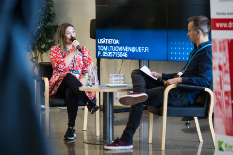 VoiceFit Oy:n yrittäjä ja yliopisto-opettaja Henna-Mari Luolamo haastateltavana yrittäjyystapahtumassa.