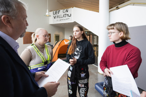 Hallintojohtaja Tuomo Meriläinen keskusteli opiskelijoiden edustajien kanssa kampusvaltauksessa 25.9.2023.