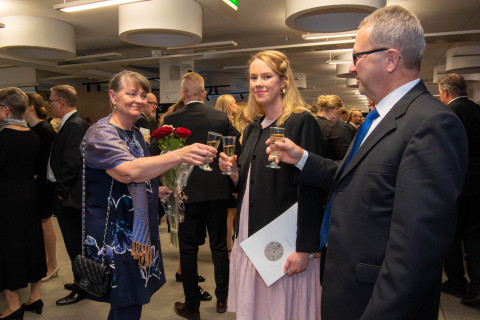 Lääketieteen lisensiaatti Hanna Haverinen nosti maljaa vanhempiensa Minna-Liisa ja Heimo Haverisen kanssa valajuhlassa 7.10.2023.