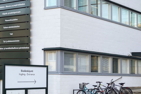 Opasteita virastotalon seinässä.
