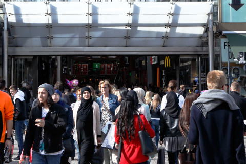 Ihmisjoukko kaupungilla.