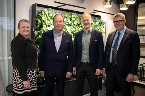 Dekaani Sari Rissanen, Optian hallituksen puheenjohtaja Antero Savolainen ja toimitusjohtaja Heikki Paasonen sekä rehtori Jukka Mönkkönen yhteiskuvassa.