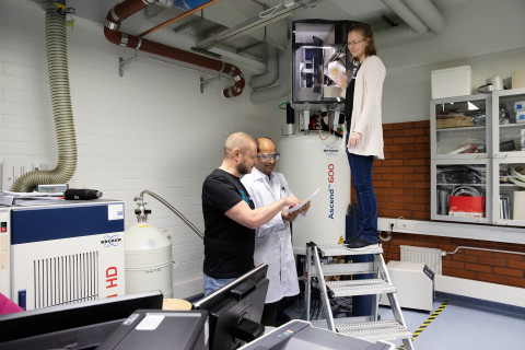 Farmasian laitoksen NMR-laitteen ääressä Petri Turhanen (vas.), Santosh Adla ja Tuulia Tynkkynen.