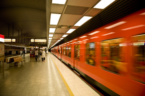 Metrojuna ja ihmisiä asemalaiturilla.