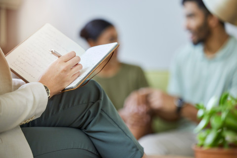 Mies ja nainen pariterapiassa.