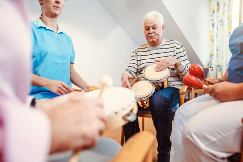 Vanhukset soittavat hoitajien kanssa.