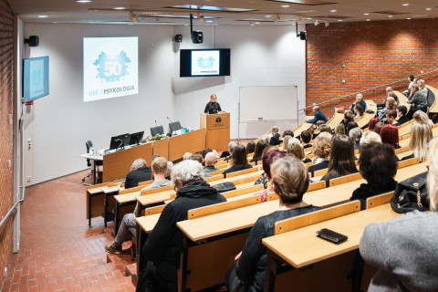 Maija Korhonen puhumassa psykologian oppiaineen 50-vuotisjuhlassa.