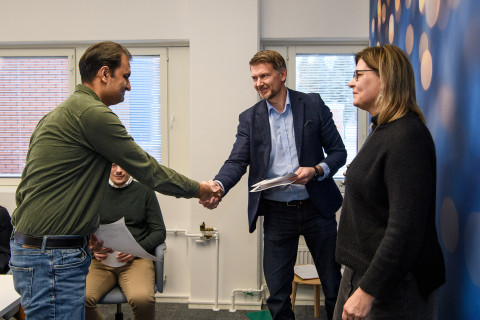 Kuopion yliopistosäätiöiden apurahan saaja kättelee säätiön asiamiestä Petri Rintamäkeä.