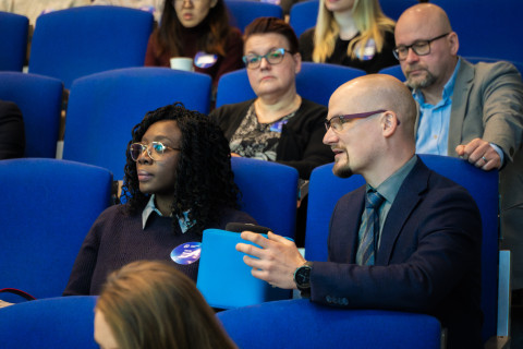 Yleisöä Kansallisen neurokeskuksen seminaarissa.