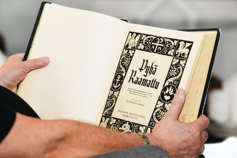 Henkilö lukemassa Raamattua.