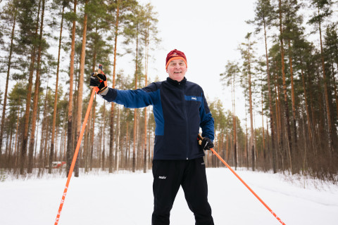 Matti Tolvanen hiihtämässä Rantakylässä. 