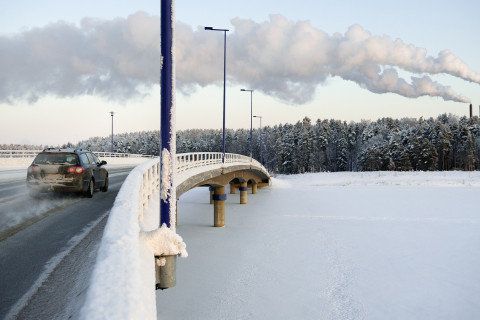Auto talvimaisemassa.