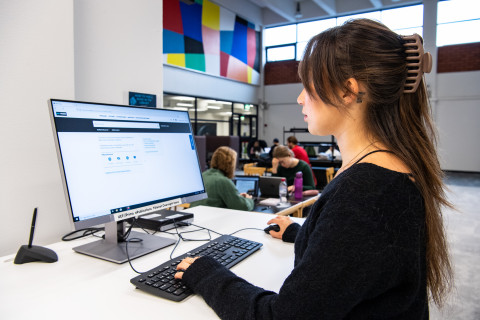 A student using UEF Primo on a library computer.
