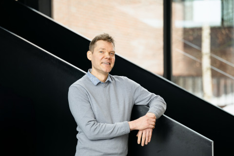 Simo Mikkonen Joensuun kampuksen aulassa.