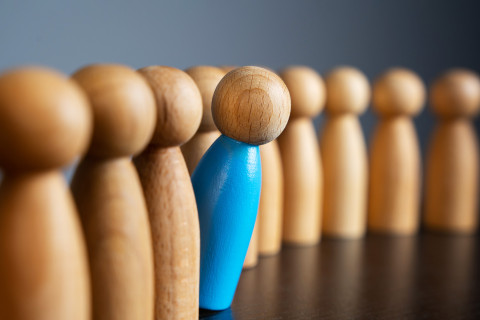 Puisia ihmishahmoja.