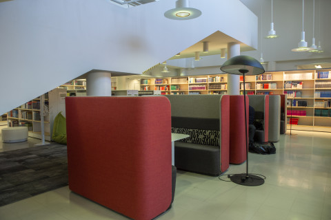 Näkymä kirjastosaliin | A view to a library hall