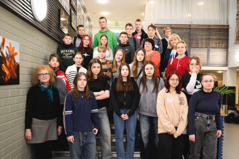 Ryhmäkuva norssilla vierailleista oppilaista.