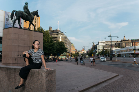 Ihminen Helsingin keskustassa Mannerheimin patsaan vieressä.