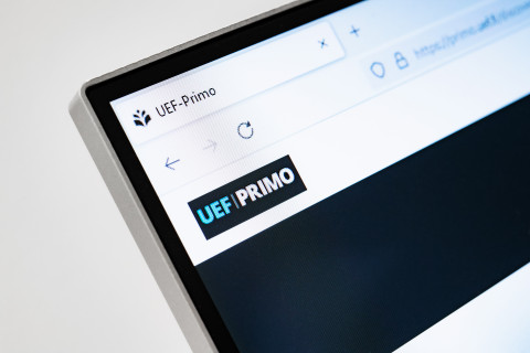 Kirjaston hakupalvelu UEF-Primo tietokoneen näytöllä.