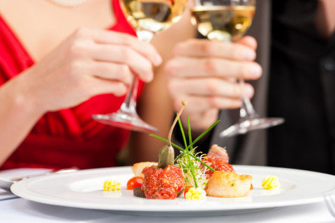 Ruoka-annos lautasella.