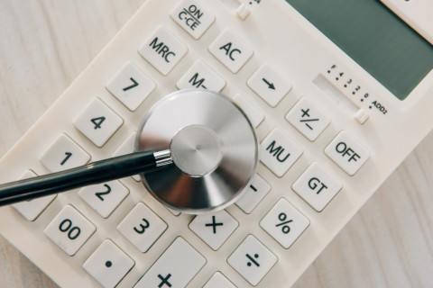 Stetoskooppi laskimen päällä.