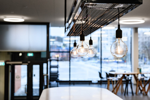 Valoja ikkunan edessä.