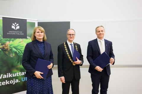 Kuopion kaupunginjohtaja Soile Lahti, yliopiston rehtori Tapio Määttä ja Joensuun kaupunginjohtaja Jere Penttilä allekirjoittivat yliopiston ja kampuskaupunkien kumppanuussopimuksen yhteisten tavoitteiden edistämiseksi.