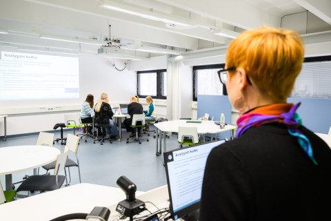 Opiskelijat tekemässä tehtäviä yliopistolla.