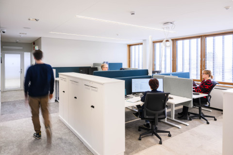 Ihmiset työskentelee avokonttorissa.