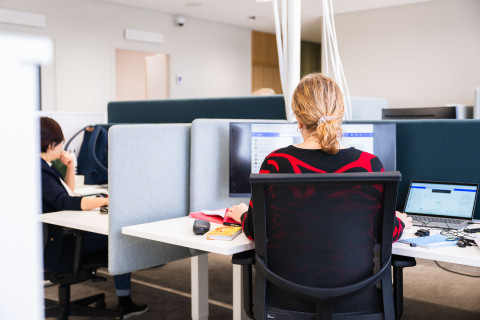 Ihmiset työskentelee avokonttorissa.