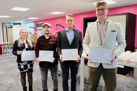 Ensimmäisten Savilahti-palkintojen saajat Mervi Fagerström, Tuomas Korpi, Miika Vainikka ja Eemeli Muurainen.