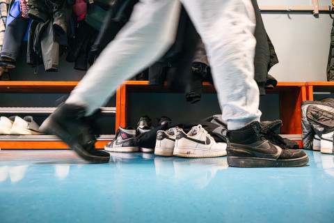 Oppilas kävelee käytävällä.