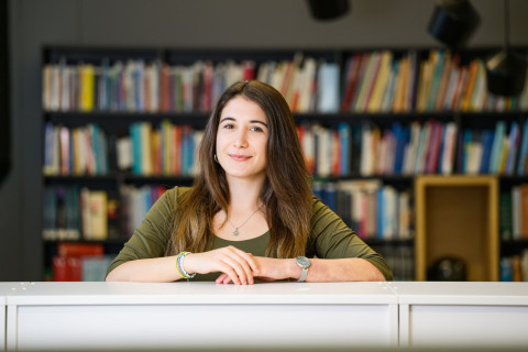 Opiskelija kirjaston edessä