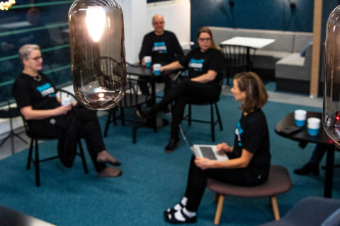 JOKin väkeä istumassa