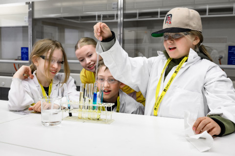 Lasten tiedeleirin osallistujia Kuopion kampuksella kesällä 2025.