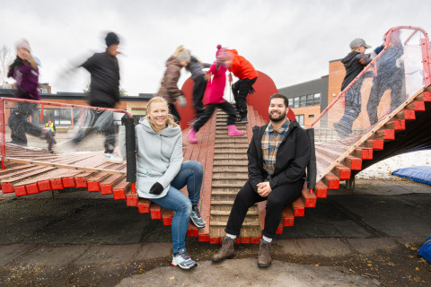 Kristiina Poutiainen ja Thomas Viik alakoulun välitunnilla.