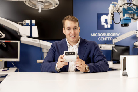 CEO Samu Lehtonen presenting the HIVEN device at Kuopio University Hospital’s Microsurgery Center, where one of Marginum’s research units is located. Photo: Marginum.