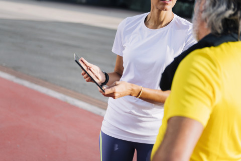 Liikunnanohjaaja ja asiakas.