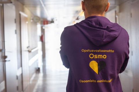 Opiskelija opetusvastaanotto Osmon hupparissa.