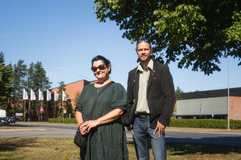 Professorit Tuija Saresma ja Jaakko Pohjoismäki keskustelevat Mistä tiede syntyy -podcast-sarjassa.