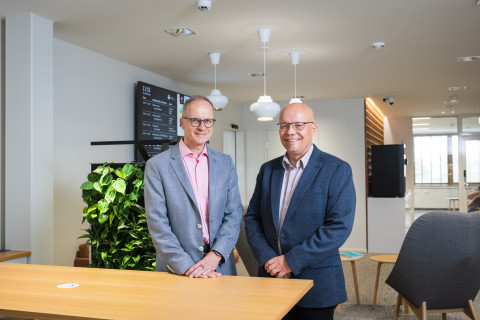 Rehtori Tapio Määttä ja tuleva dekaani Ilkka Huhta keskustelevat Mistä tiede syntyy -podcast-sarjassa.