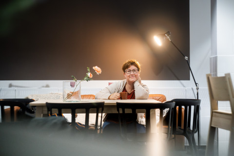 Tiina Sotkasiira kahvilassa.