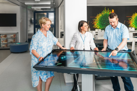 interaktiivien näytön äärellä