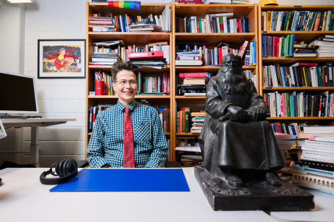 Teo Kurki työhuoneella.